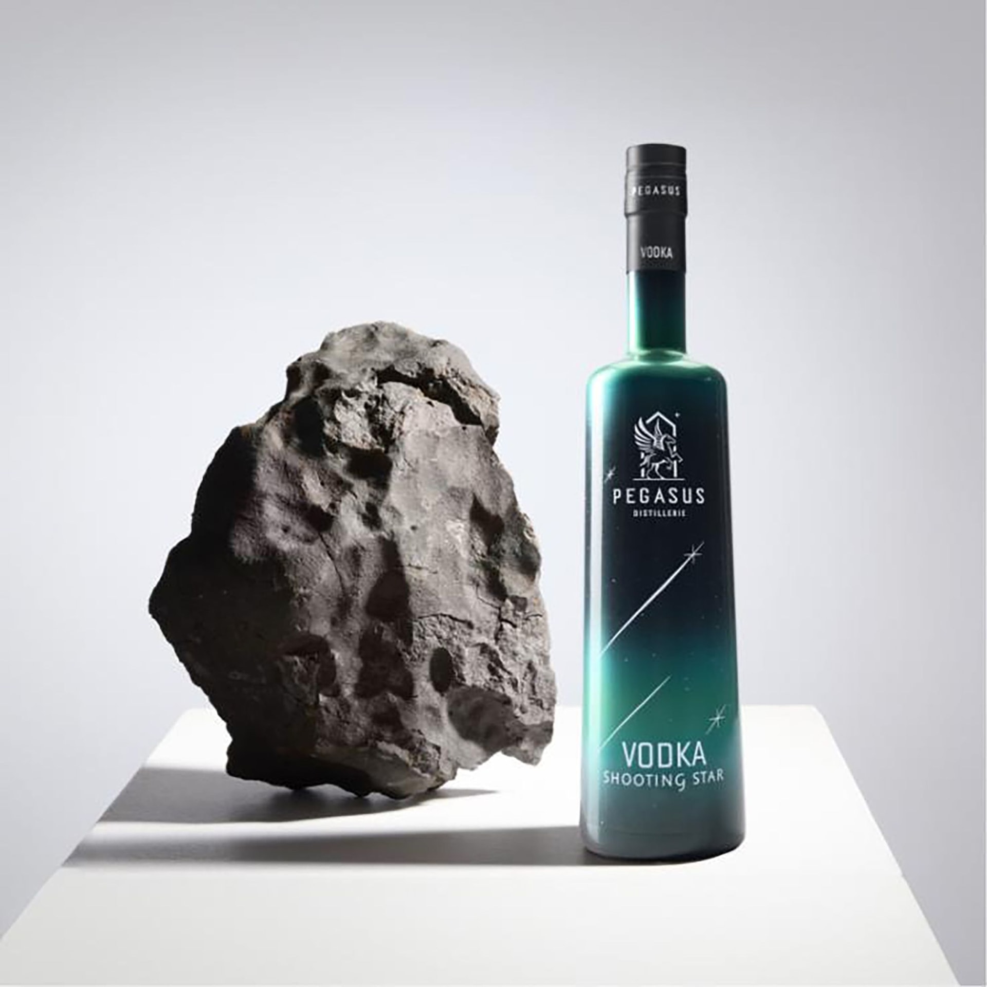 Shooting Star Vodka - это новый алкогольный напиток, в который был добавлен метеорит 1977 года. pegasus-distilleri