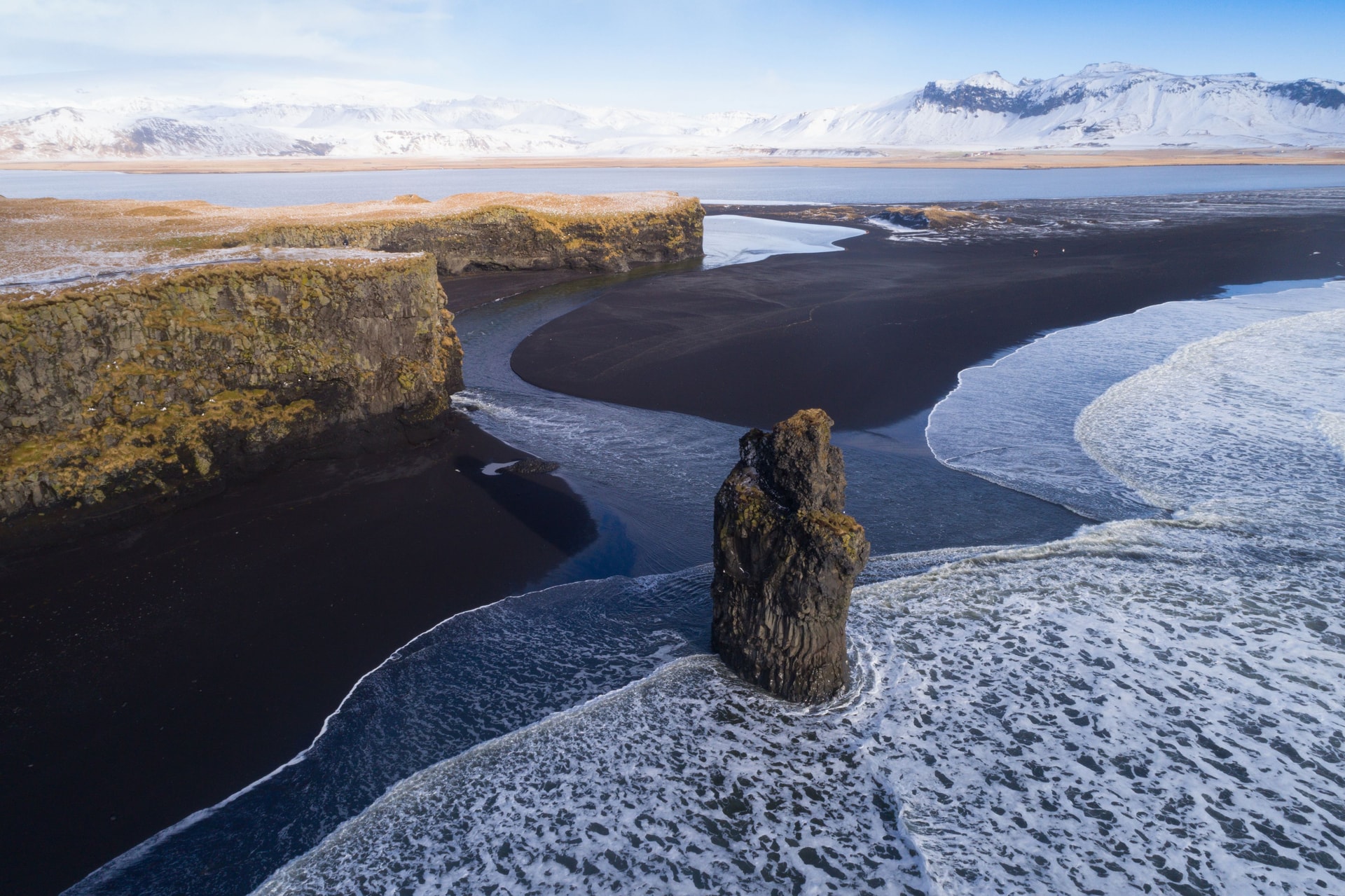 Пляж Black Sand Beach - также известный как пляж Reynisfjara - расположен вдоль южного побережья острова и известен своим черным песком. Фото: Getty Images/iStockphot