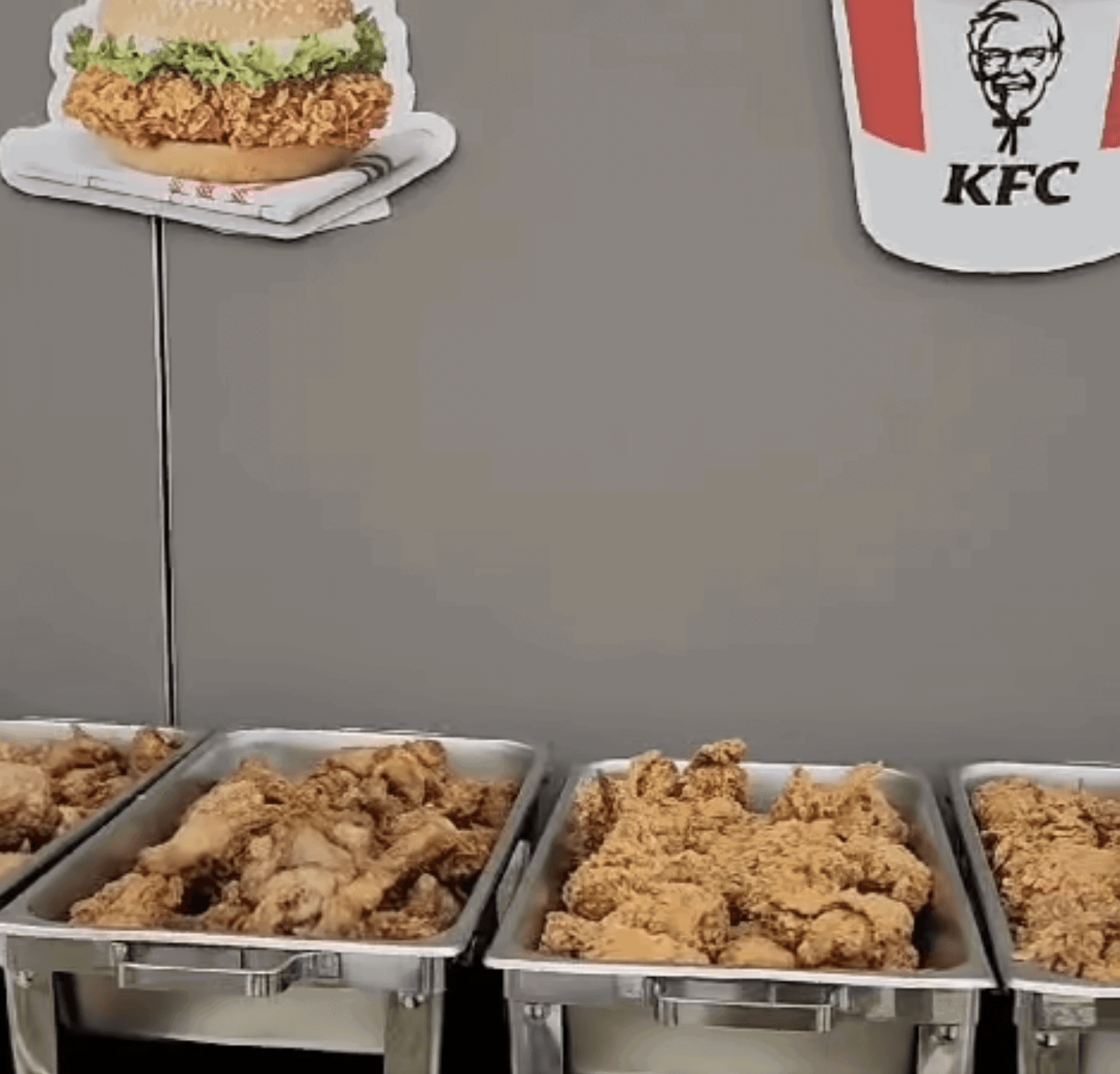 Вонг и Пенг провели свое первое свидание в KFC после того, как познакомились в приложении для знакомств в начале этого года.  Faceboo