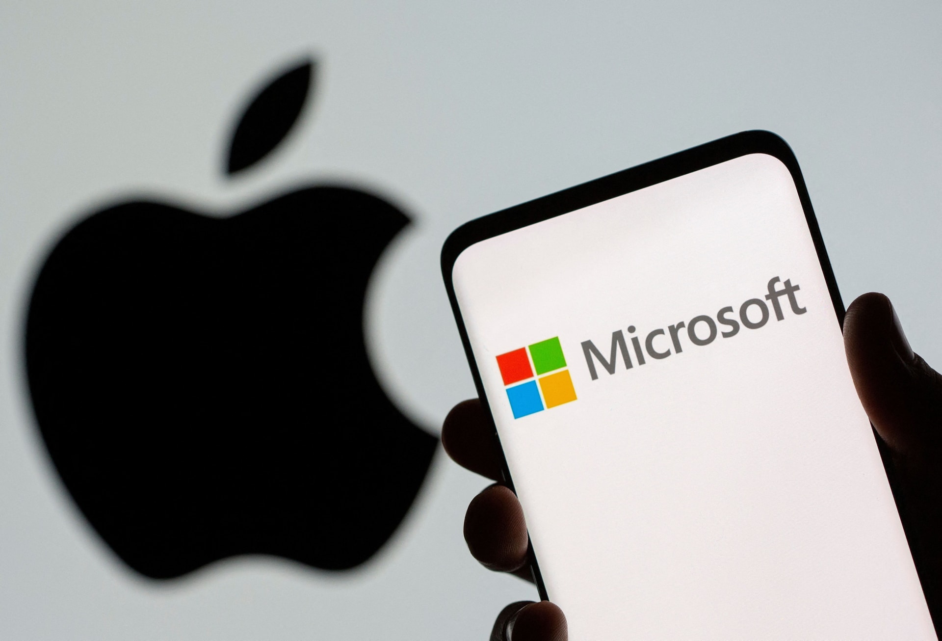 В четверг Microsoft превзошла Apple в качестве самой дорогой компании в мире, так как рост стоимости ее акций привел к тому, что ее рыночная стоимость достигла 2,88 триллиона долларов. REUTER